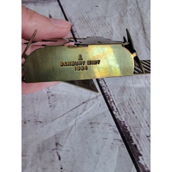 Vintage Danbury Mint 1984 Gold Christmas Ornament 3D Caroling Carolers at Door - Picture 7 of 7